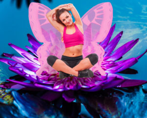 Jógázó tündérlány tavirózsán ülve. Photoshop composite kép.